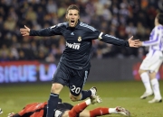 开云下载-步行者硬仗取胜新疆队，德罗赞刷新纪录，跨越时空的篮球传奇