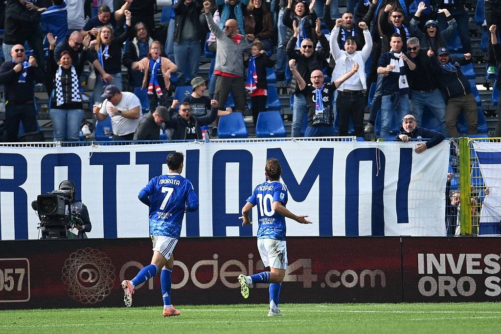 包含赫塔菲豪取五连胜，保持领先的词条