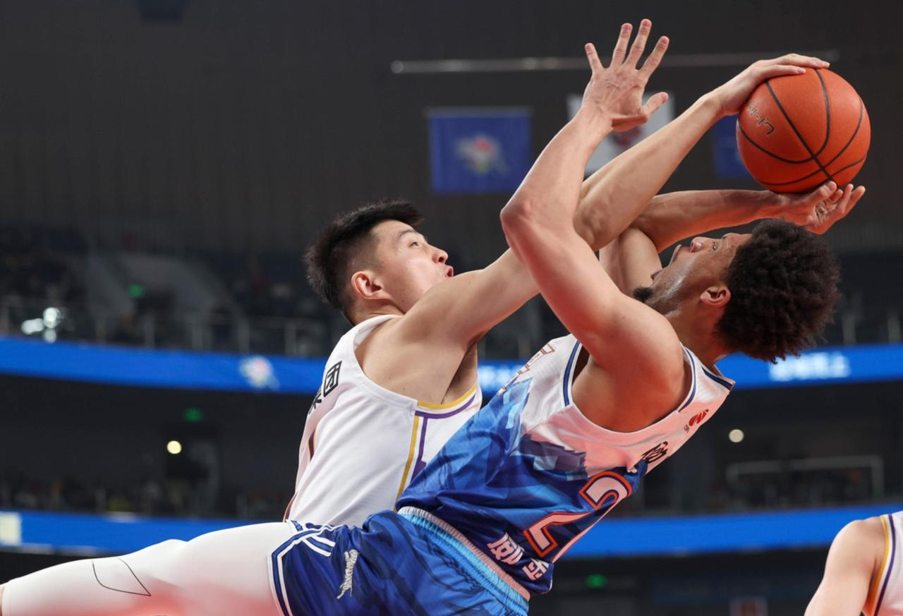 山东队在比赛中展现出色的表现 山东队在比赛中展现出色的表现