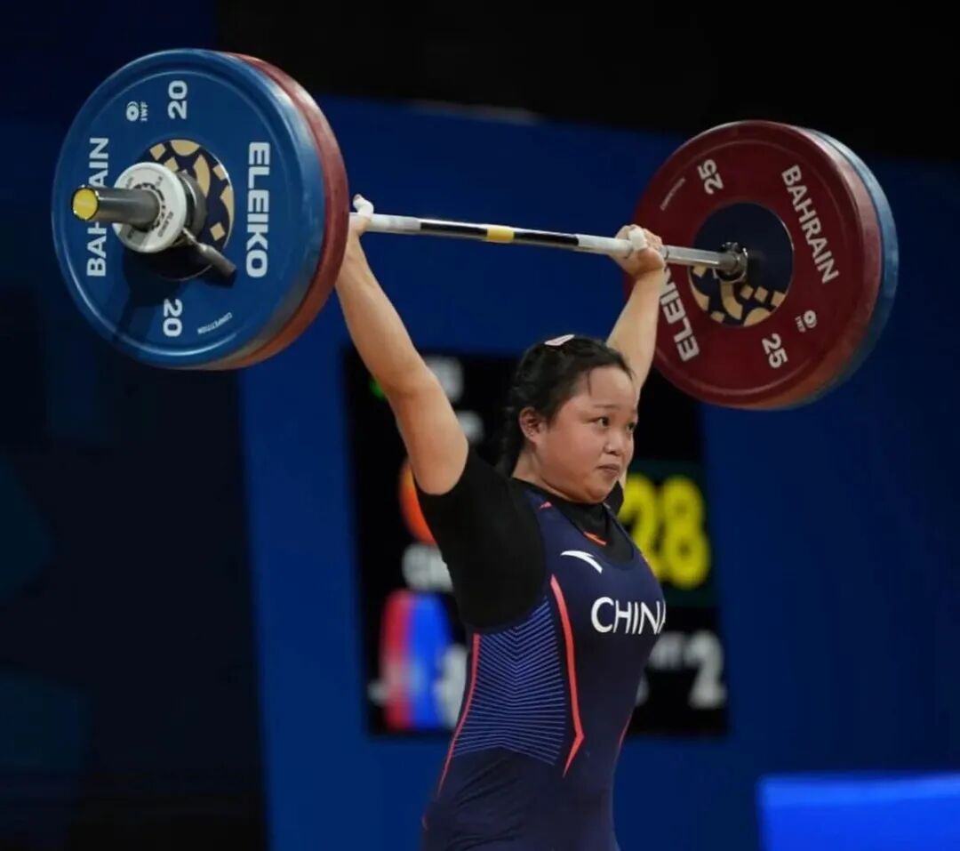 战胜强手，运动员斩获金牌喜获全场欢呼