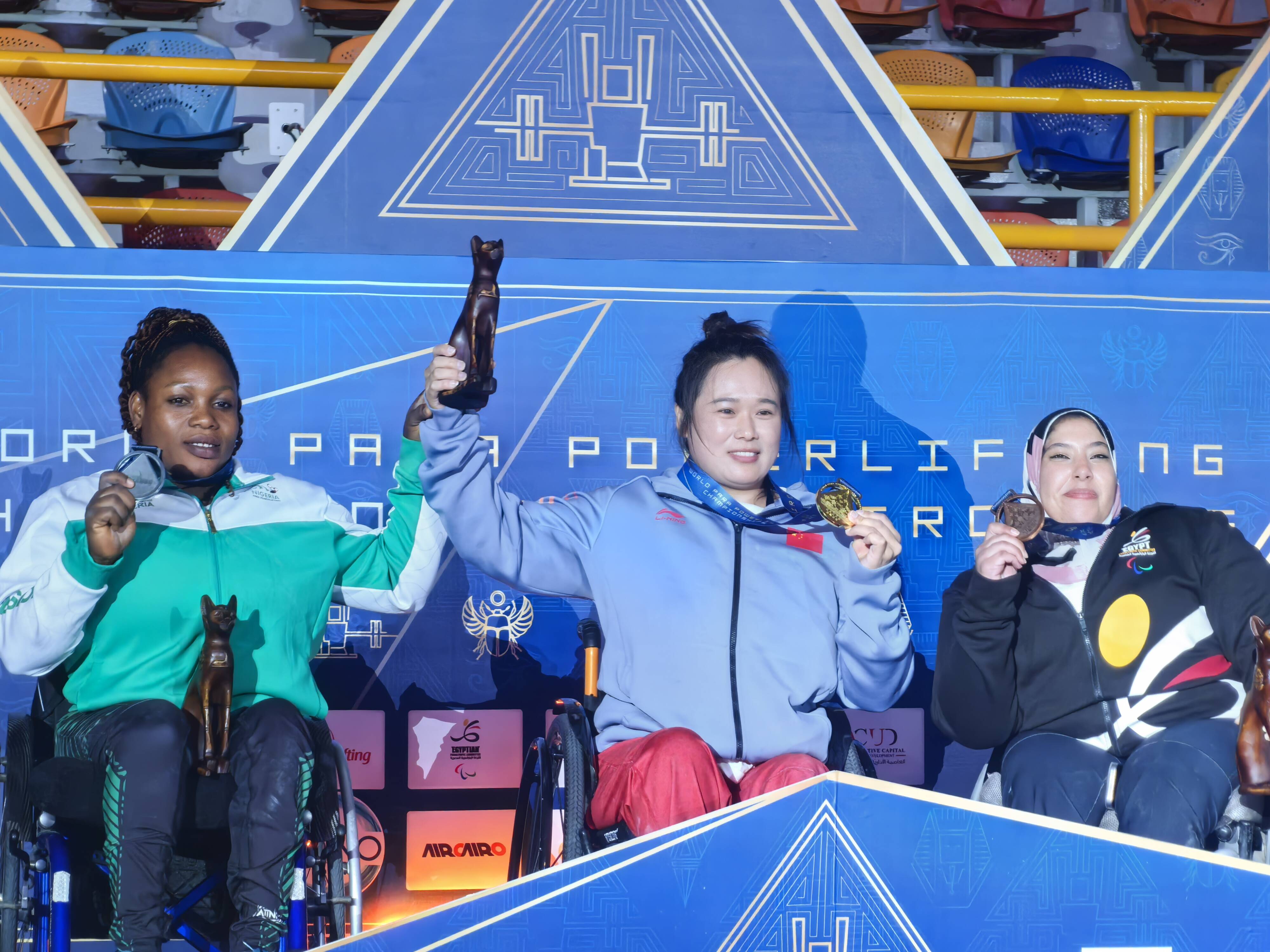 战胜强手，运动员斩获金牌喜获全场欢呼