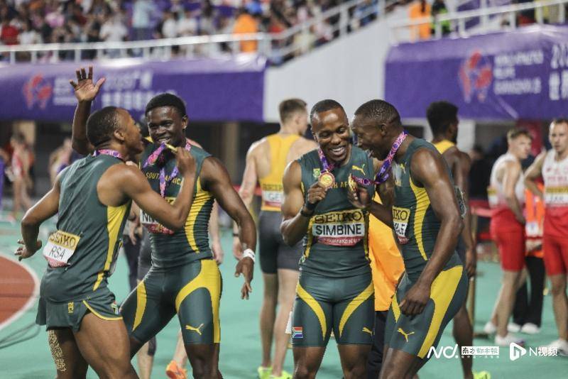 包含南非选手夺得田径比赛铜牌，奋力拼搏的词条