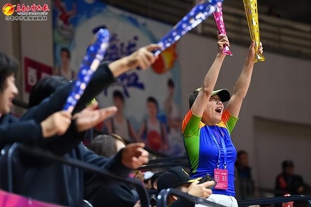 精彩比赛现场，球迷热情呐喊