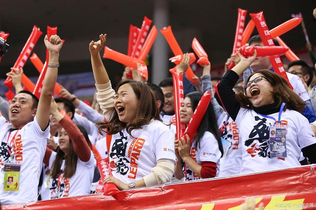 精彩比赛现场，球迷热情呐喊