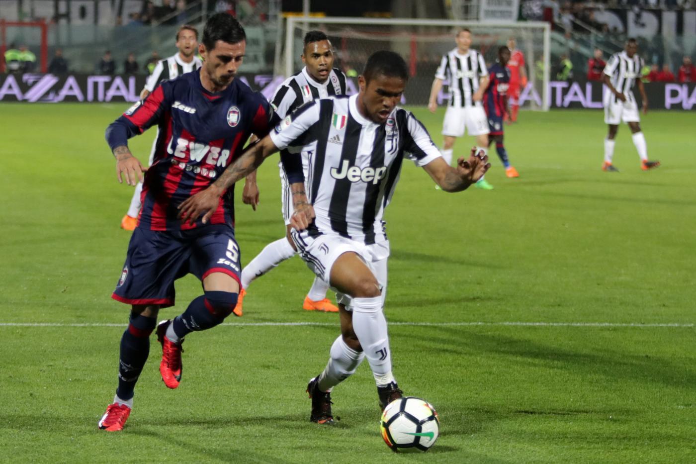 克罗托内客场战胜对手,抢得关键三分的简单介绍 克罗托内客场战胜对手,抢得关键三分的简单介绍