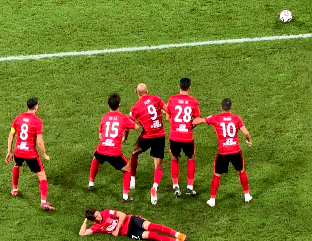 亚冠比赛现场风云突变，球迷瞬间陷入狂热