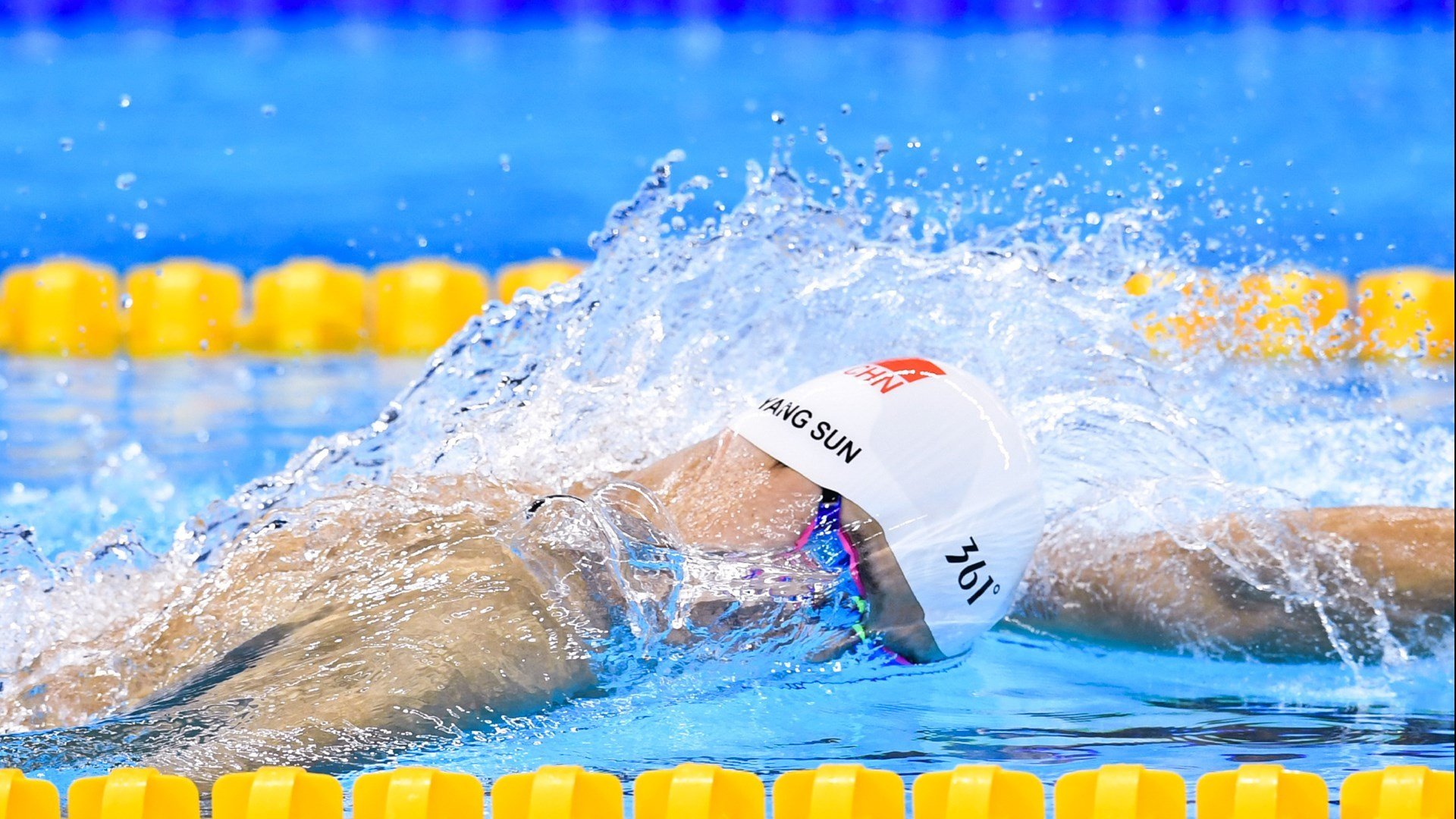 赛道上的毫厘之争，阿隆索关键制胜，雷诺险胜哈斯