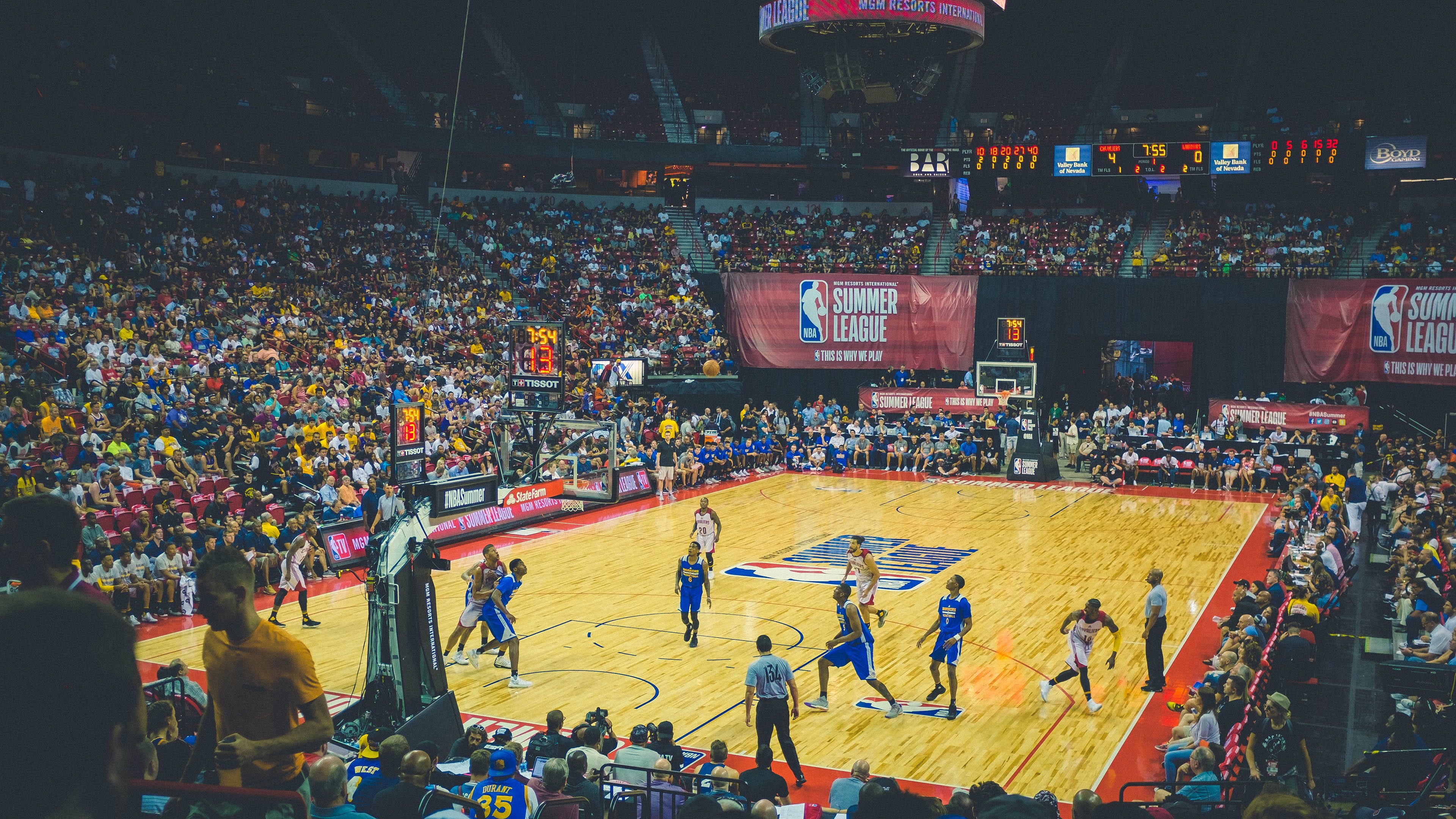 马刺横扫广州队,拉文点燃赛场,当团队战术与个人天赋相遇